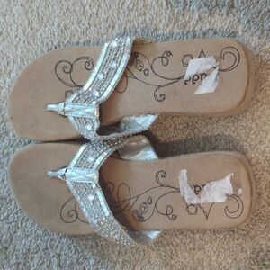 Mudd flip flop sandals